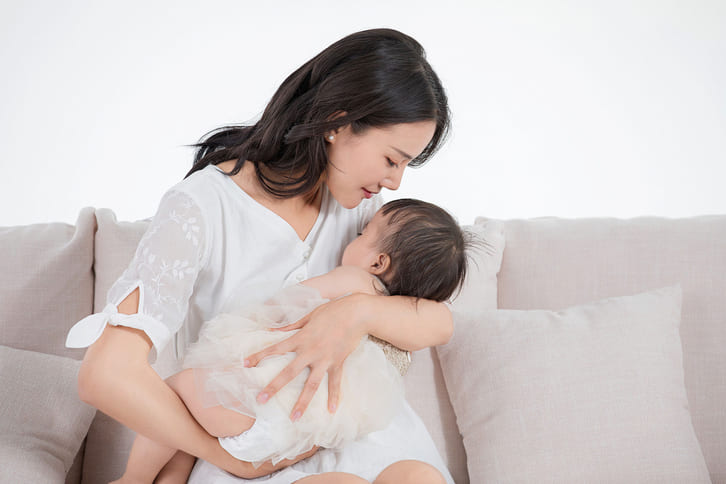 Ngủ mơ thấy bế con nít trên tay